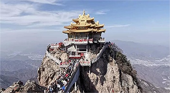 女员工在老君山庆祝节日