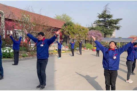 春风洒花香，体育场内激情燃