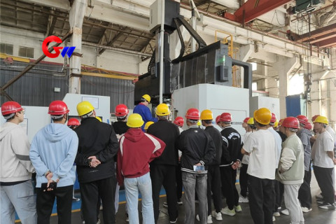 现场参观工厂供学生参观